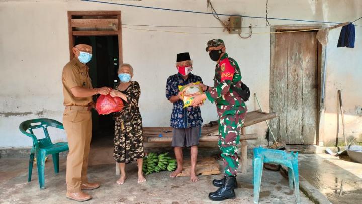 Bentuk Kepedulian Terhadap Warga, Aparatur Desa Berikan Tali Asih